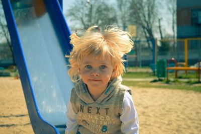 un enfant au parc de jeu