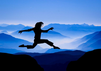 Une femme faisant le grand saut pour se dépasser